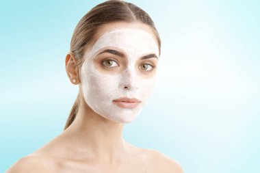 Genç kadın kopya alanı ile izole arka plan, karşı yüz maskesi ile stüdyo çekim. 