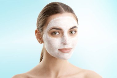 Genç kadın kopya alanı ile izole arka plan, karşı yüz maskesi ile stüdyo çekim. 