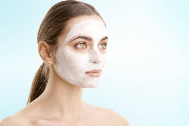 Genç kadın kopya alanı ile izole arka plan, karşı yüz maskesi ile stüdyo çekim. 