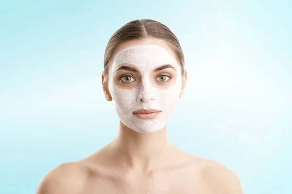 Estudio Mujer Joven Con Mascarilla Fondo Aislado Con Espacio Copia — Foto de Stock