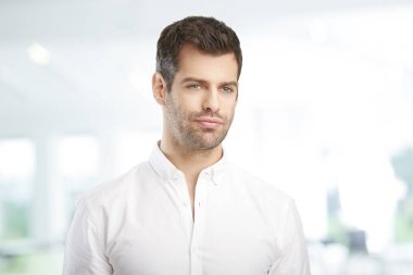 Ofiste duran genç düşünme işadamı portresi. 