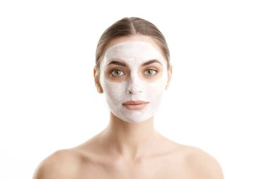 Yakın çekim stüdyo çekim kopya alanı ile izole beyaz arka plan, karşı bir yüz maskesi giyen genç kadın. 