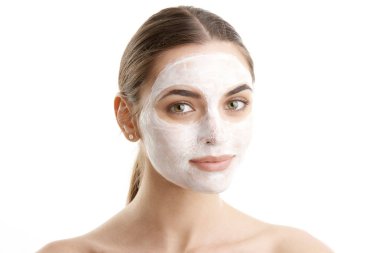 Yakın çekim stüdyo çekim kopya alanı ile izole beyaz arka plan, karşı bir yüz maskesi giyen genç kadın. 