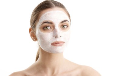 Yakın çekim stüdyo çekim kopya alanı ile izole beyaz arka plan, karşı bir yüz maskesi giyen genç kadın. 