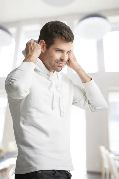 Hombre Joven Casual Con Sudadera Con Capucha Mientras Está Pie — Foto de Stock