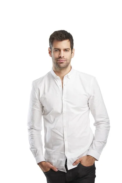 Entspannter Junger Geschäftsmann Trägt Hemd Während Vor Isoliertem Weißen Hintergrund — Stockfoto