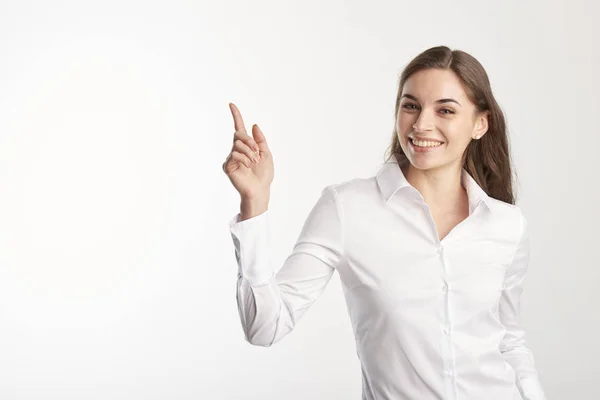 Retrato Jovem Mulher Vestindo Camisa Branca Olhando Para Cima Apontando — Fotografia de Stock