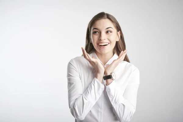 Retrato Jovem Empresária Feliz Vestindo Camisa Branca Enquanto Estava Com — Fotografia de Stock