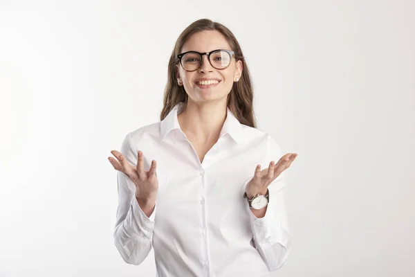 Retrato Una Joven Empresaria Feliz Con Camisa Blanca Mientras Está — Foto de Stock