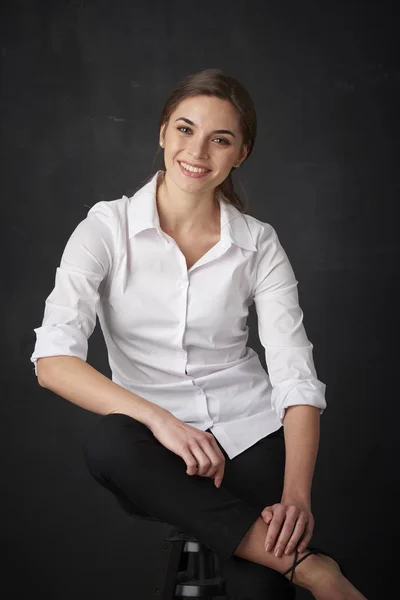 Aantrekkelijke Jonge Vrouw Die Het Dragen Van Witte Shirt Terwijl — Stockfoto