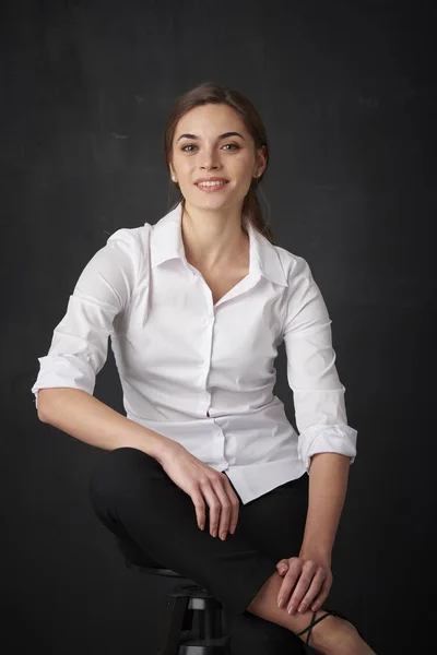Attraktive Junge Frau Trägt Weißes Hemd Während Sie Die Kamera — Stockfoto