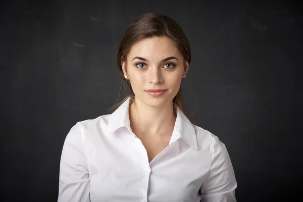 Retrato Cerca Joven Empresaria Confiada Hermosa Posando Fondo Oscuro Mientras —  Fotos de Stock