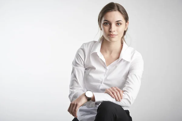 Retrato Atraente Jovem Empresária Vestindo Camisa Branca Olhando Para Câmera — Fotografia de Stock