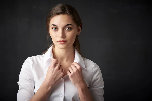 Retrato Cerca Joven Empresaria Confiada Hermosa Posando Fondo Oscuro Mientras — Foto de Stock