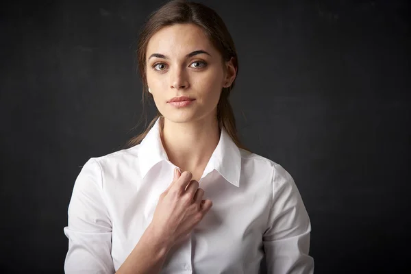 Retrato Cerca Joven Empresaria Confiada Hermosa Posando Fondo Oscuro Mientras — Foto de Stock