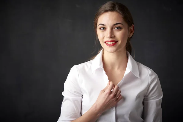 Retrato Cerca Mujer Joven Confiada Yfeliz Posando Fondo Oscuro Mientras —  Fotos de Stock