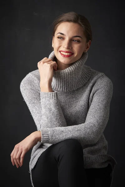 Retrato Jovem Mulher Atraente Com Sorriso Dos Dentes Olhando Para — Fotografia de Stock