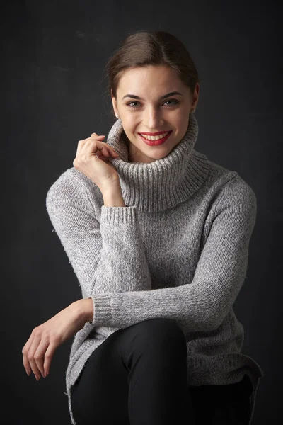 Retrato Jovem Mulher Atraente Com Sorriso Dos Dentes Olhando Para — Fotografia de Stock