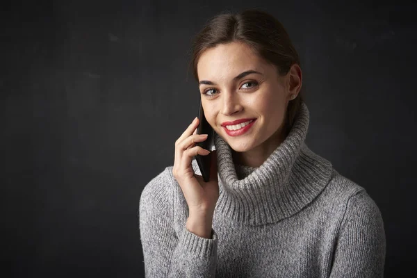 Retrato Estudio Una Joven Atractiva Sentada Con Teléfono Móvil Hablando —  Fotos de Stock