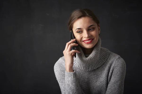 Studio Porträtt Vackra Leende Ung Kvinna Sitter Med Sin Mobiltelefon — Stockfoto