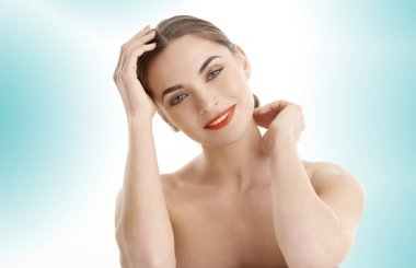 Yakın çekim stüdyo kırmızı ruj ve açık mavi renkli poz kameraya bakarak güzel bir genç kadının portresi. 