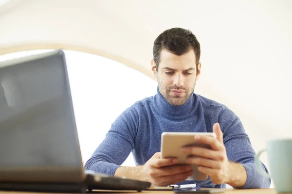 Giovane Uomo Che Indossa Maglione Collo Alto Durante Utilizzo Tablet — Foto Stock