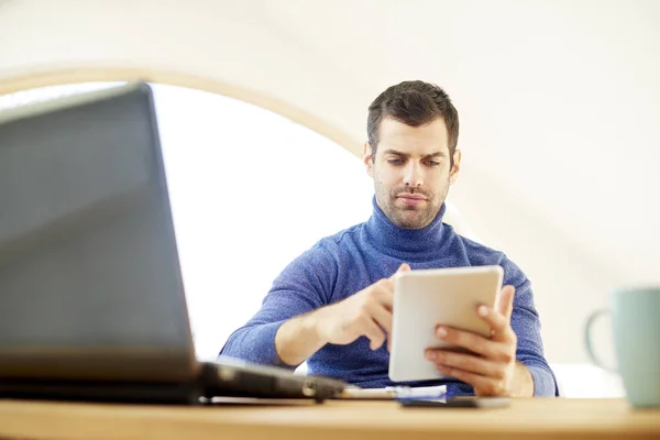 Jongeman Coltrui Trui Dragen Tijdens Het Gebruik Van Digitale Tablet — Stockfoto