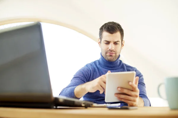 Giovane Uomo Che Indossa Maglione Collo Alto Durante Utilizzo Tablet — Foto Stock