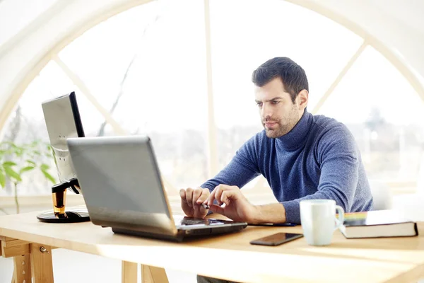 Retrato Jovem Empresário Casual Usando Laptop Enquanto Trabalhava Escritório — Fotografia de Stock