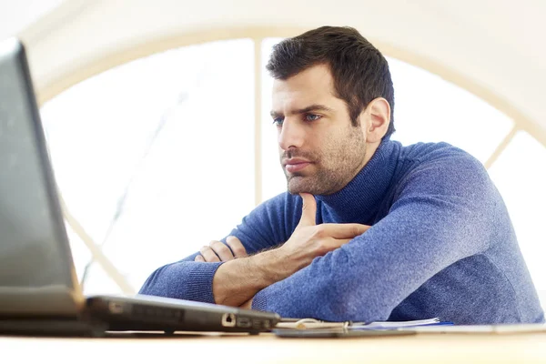 Jovem Casual Sentado Frente Laptop Olhando Thoughtul Enquanto Trabalhava Casa — Fotografia de Stock