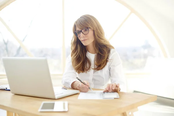 Una Atractiva Mujer Negocios Mediana Edad Sentada Frente Computadora Portátil — Foto de Stock