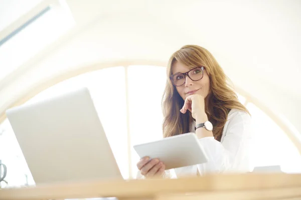 Retrato Mujer Negocios Casual Mediana Edad Usando Tableta Digital Mientras — Foto de Stock