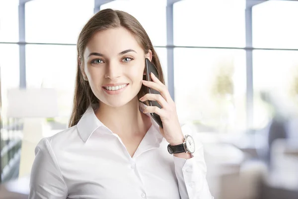 Atractiva Joven Asistente Financiera Empresaria Hablando Con Alguien Con Teléfono —  Fotos de Stock