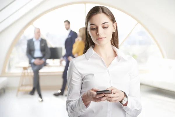 Young Businesswoman Standing Office Text Messaging Unrecognizable Businessman Standing Background — Stock Photo, Image