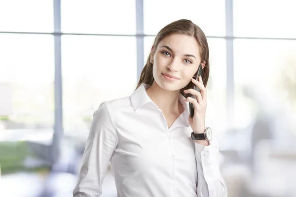 Attraktive Junge Finanzassistentin Gespräch Mit Jemandem Mit Ihrem Handy Büro — Stockfoto