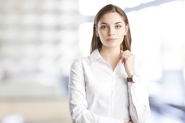 Självsäker Ung Affärskvinna Klädd Vit Skjorta Och Tittar Kameran Stående — Stockfoto