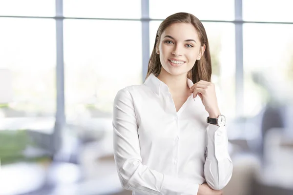 Sorrindo Jovem Empresária Vestindo Camisa Branca Olhando Para Longe Enquanto — Fotografia de Stock