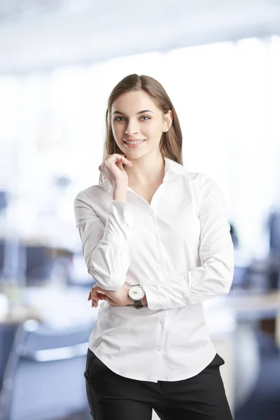 自信年轻的女商人穿着白衬衫 看着相机 而站在办公室 — 图库照片