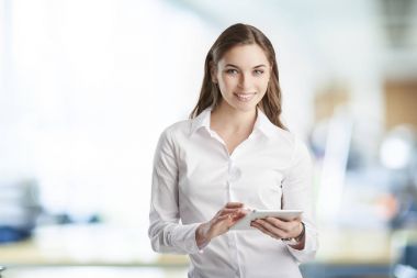 Digitlal tablet dururken ofiste kullanma genç Mali Yardımcısı işkadını portresi. 