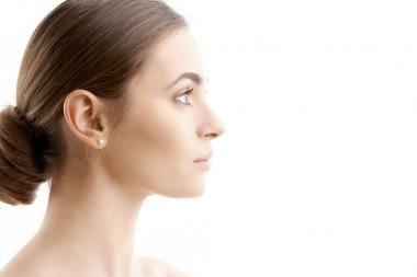 Kadın yüz profili vurdu. Güzel genç kadın ile mükemmel cilt uzak duran izole beyaz arka plan, seyir. 