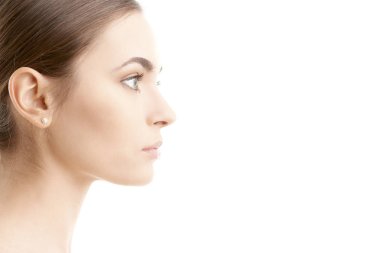 Kadın yüz profili vurdu. Güzel genç kadın ile mükemmel cilt uzak duran izole beyaz arka plan, seyir. 