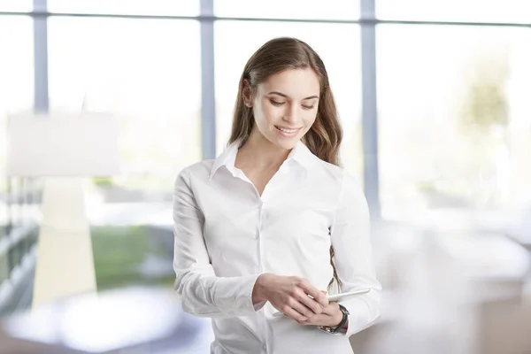 Portrait Young Financial Assistant Businesswoman Using Digitlal Tablet While Standing — Stock Photo, Image
