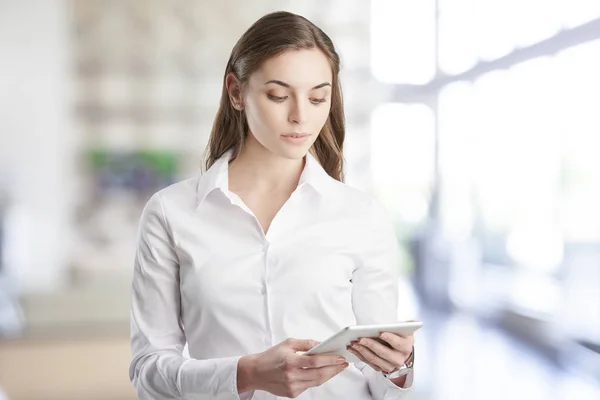 Retrato Jovem Assistente Financeiro Empresária Usando Tablet Digitlal Enquanto Está — Fotografia de Stock