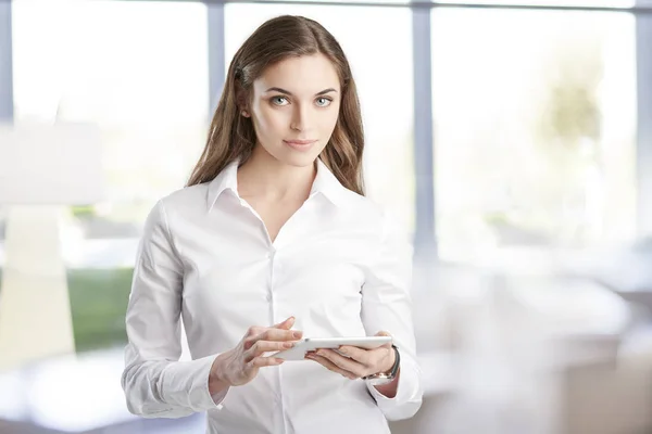 Portrait Une Jeune Femme Affaires Assistante Financière Utilisant Une Tablette — Photo