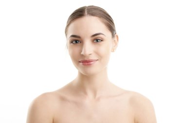 Gülümseyen ve kameraya bakarak güzel genç kadın görüntüsünü kırpılmış. Beyaz backgrond izole. 