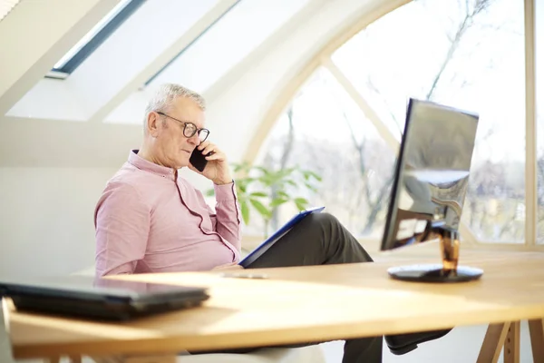 Senior Affärsman Använder Sin Mobiltelefon Och Prata Med Någon När — Stockfoto