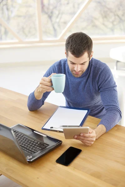 Dijital Tablet Kullanma Bir Fincan Kahve Içme Resepsiyon Önünde Oturan — Stok fotoğraf