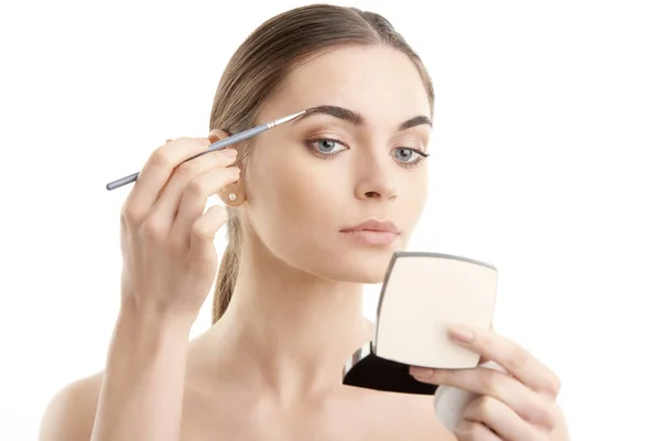 Foto Estudio Una Hermosa Mujer Joven Que Aplica Maquillaje Ceja —  Fotos de Stock