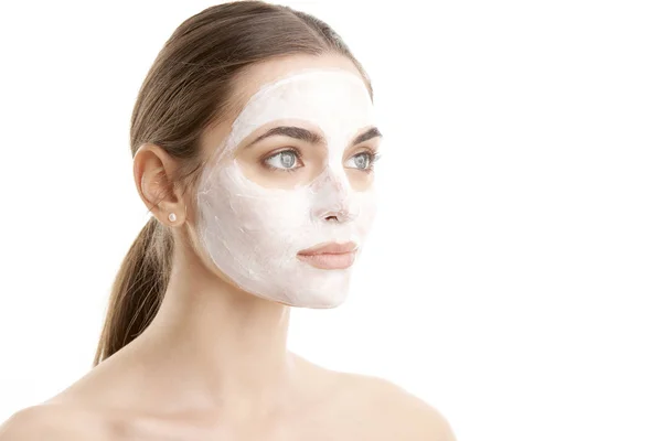 Gros Plan Une Belle Jeune Femme Portant Masque Facial Isolé — Photo