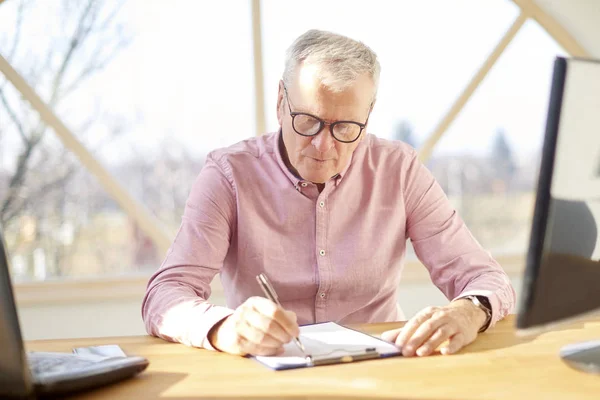 Uomo Affari Anziano Seduto Alla Scrivania Dell Ufficio Scrivere Qualcosa — Foto Stock